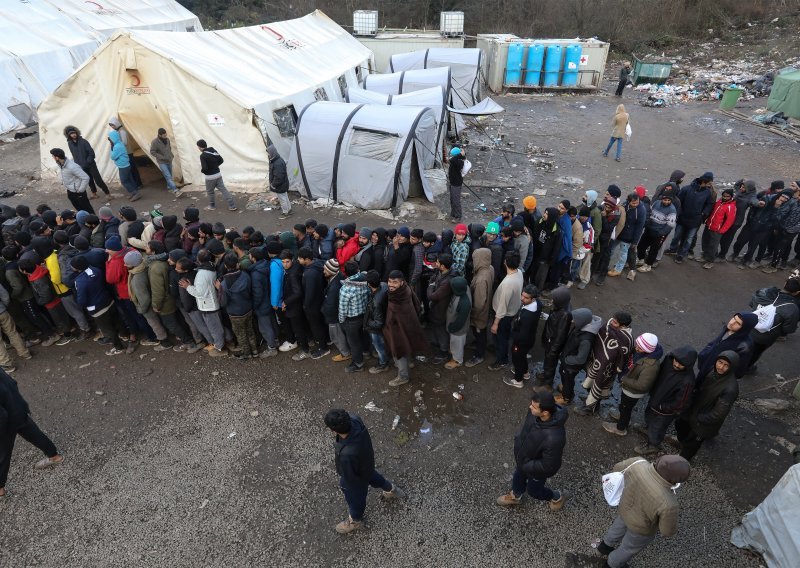 Nakon zatvaranja kampa, migranti kod Bihaća dva dana u autobusima čekali na premještaj, a sada su im postavljeni šatori