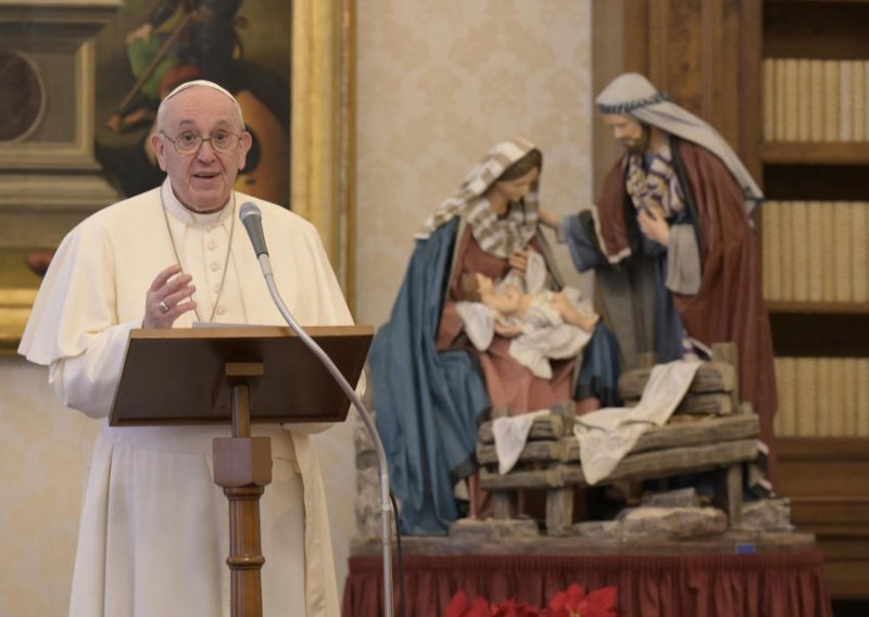 Papa kiritizira ljude koji putuju za blagdane bježeći od 'lockdowna'