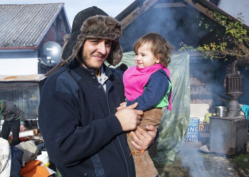Obitelj Safić čija je kuća stradala u potresu oduševljena što će im Supetrani obnoviti dom