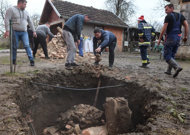 [FOTO/VIDEO] Ogromne kratere nastale nakon potresa u Mečenčanima su zatvarali šutom srušenih kuća