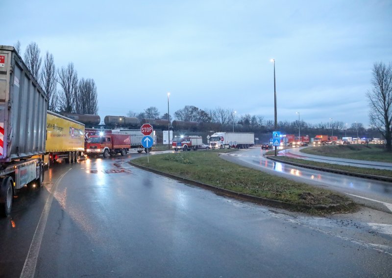 [FOTO/VIDEO] Nijemci dovezli 110 tona opreme u Sisak, a onda pola sata čekali da naši odluče kamo će s njom