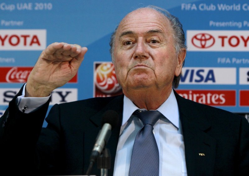 Specijalci spašavali Blattera od ljutitih studenata