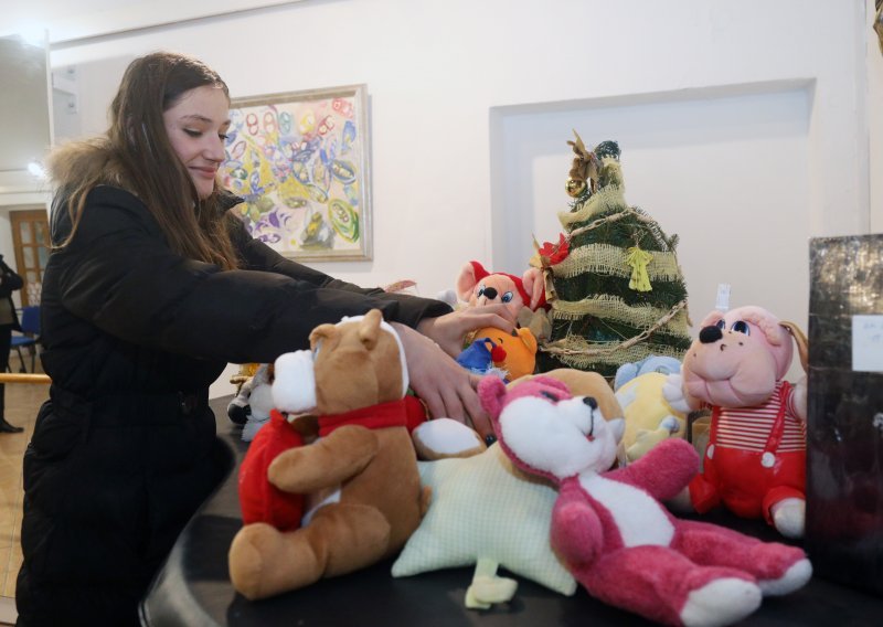 Kulturna udruga iz Tribunja skupljala igračke, a osmijeh na lice najmlađima u Petrinji, Sisku i Glini vratila predstava 'Ježeva kućica'