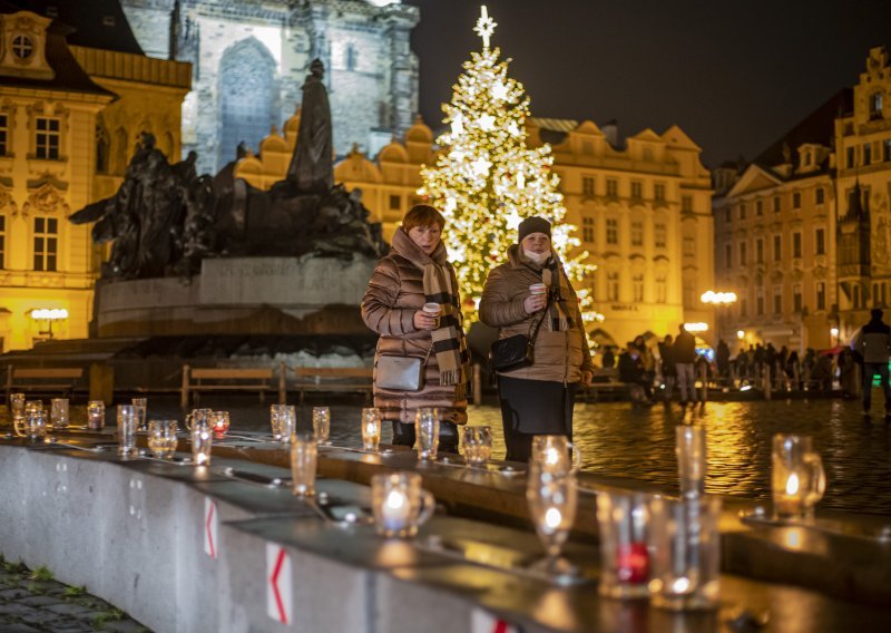 Ugostitelji u Pragu naslagali krigle od centra grada do zgrade vlade i zapalili svijeće
