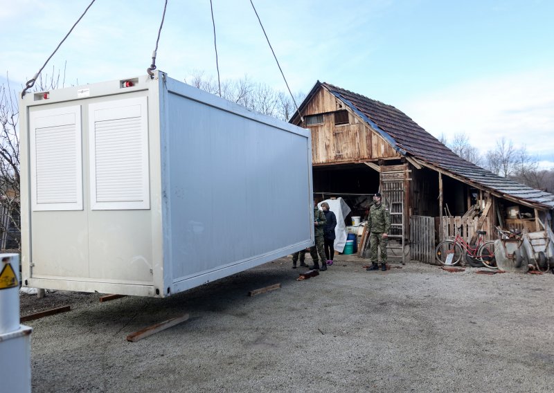 Švicarska veleposlanica predala 20 stambenih i 12 sanitarnih kontejnera