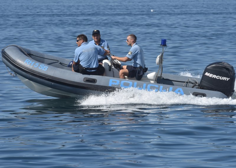 Muškarac u Pirovcu u novogodišnjoj noći napao bivšu djevojku, lakše je ozlijedio, prijetio joj, oštetio joj laptop te brod na kojem je bila