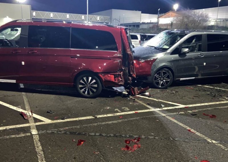 [FOTO] Bagerom u osvetnički pohod; ljutiti bivši zaposlenik Mercedesa uništio više od 50 novih kombija