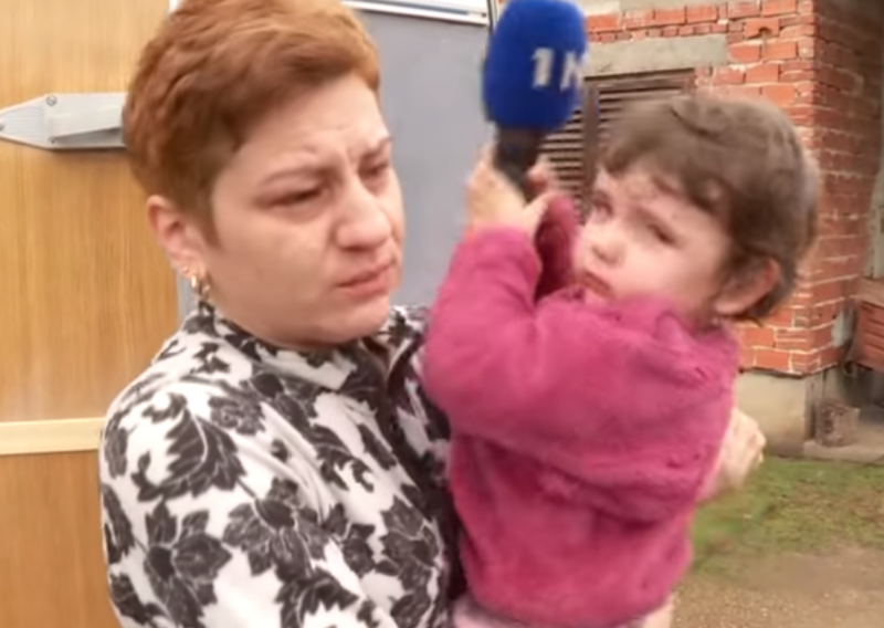 Djevojčica u potresom pogođenom selu uzela novinarki mikrofon i tješila mamu: Nemoj plakati…