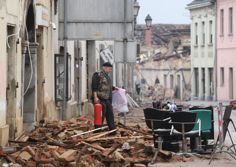 [FOTO/VIDEO] Pogledajte kako je danas izgledao centar Petrinje