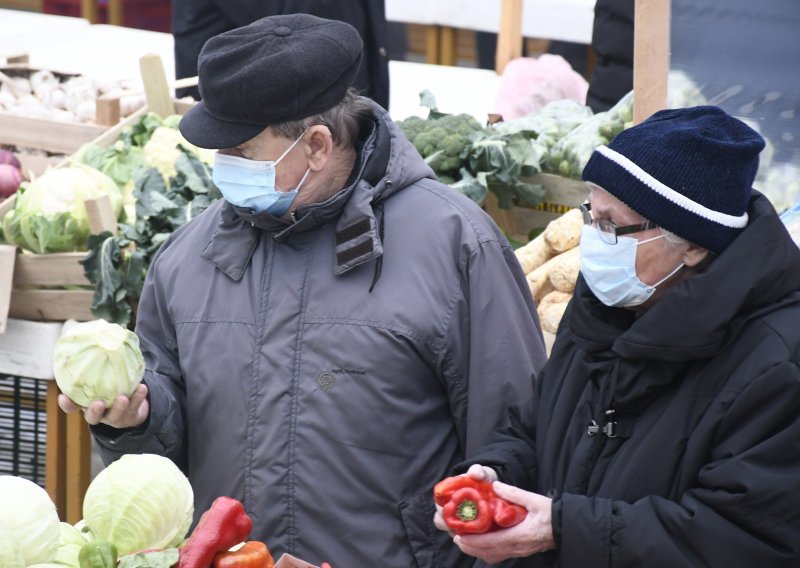 Premijer i ministri žele krenuti s postupnim popuštanjem mjera, no Stožer i epidemiolozi pričekali bi još mjesec do dva