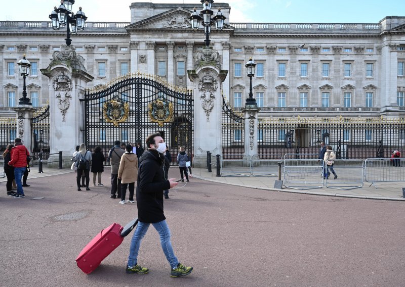 Zaposlenik krao po Buckinghamskoj palači i ukradene predmete prodavao na ebayu, pa završio osam mjeseci u zatvoru