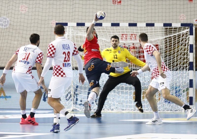 [FOTO] Lino Červar u Španjolsku vodi Štrleka, Brozovića, Ivića i Šarca; petorica ostaju trenirati u Zagrebu