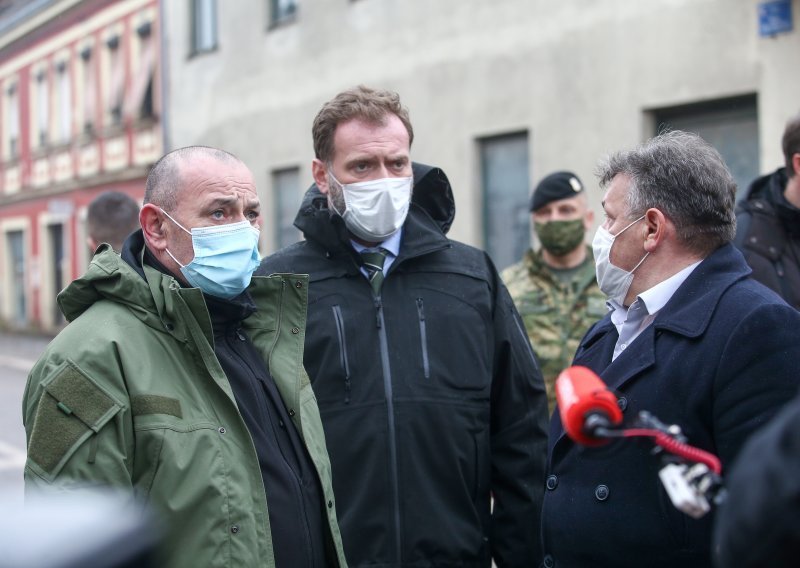 Banožić obišao razorenu Baniju: Hrvatska vojska pridonosi da se građani osjećaju sigurnije i uz njih je od prvog dana