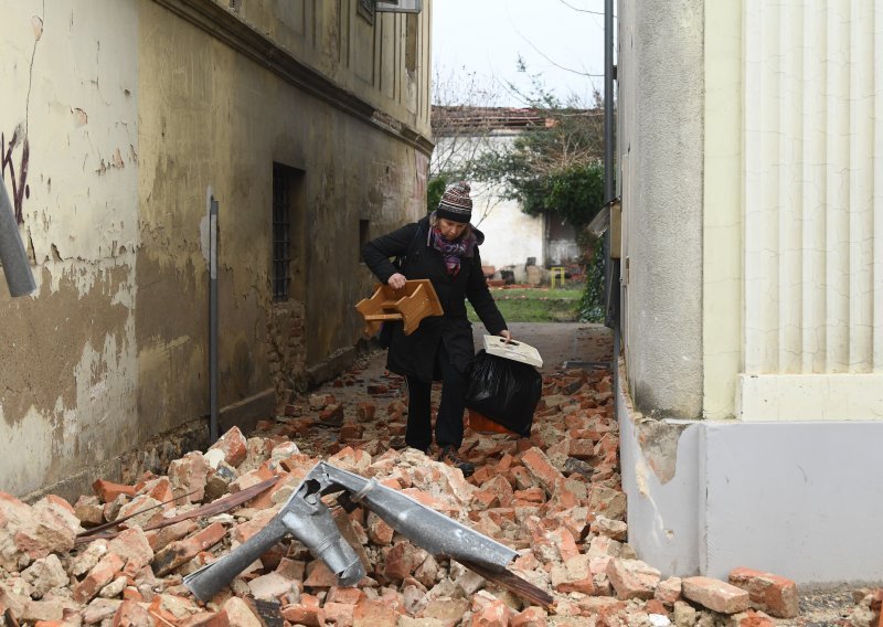 Talijani šalju Plave kacige za spas umjetničke baštine, Bugarska poslala novčanu donaciju i za povijesne zgrade u Zagrebu