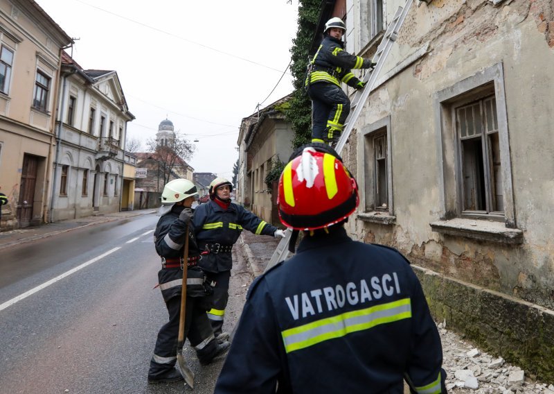 Vatrogasci na krovovima kuća stradalih u potresu našli minsko-eksplozivna sredstva