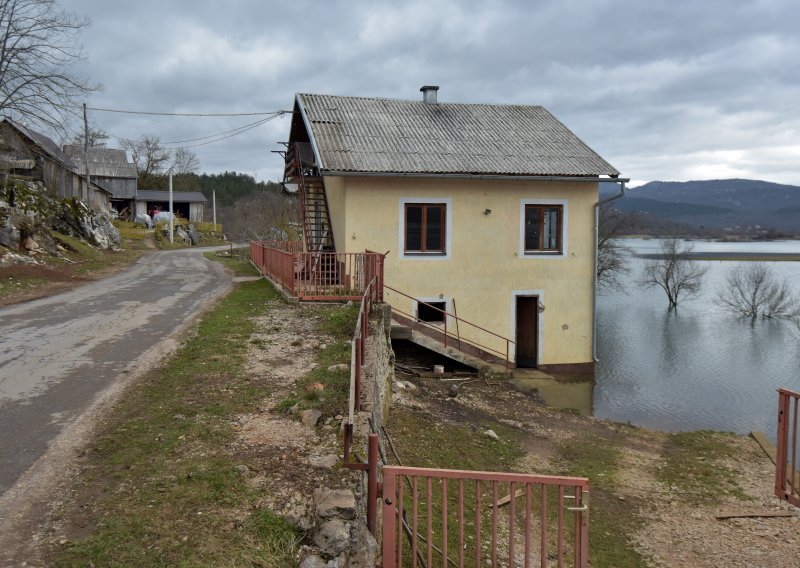 U Kosinju poplavljene prometnice, do 500 ljudi može se jedino čamcima