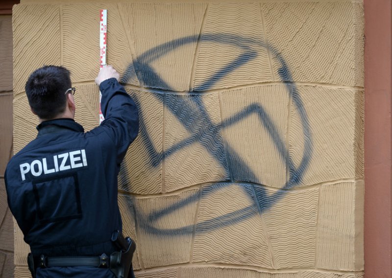 Njemačka: Biciklistu prijava zbog kukastih križeva na zagipsanoj nozi, zabranjena mu i vožnja