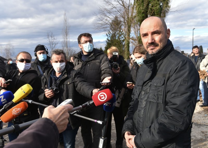 [FOTO] Na petrinjskom groblju obilježen pravoslavni Božić, potpredsjednik Vlade Milošević: Nastradali su i Srbi, i Hrvati, i Romi, svi smo zajedno u toj muci