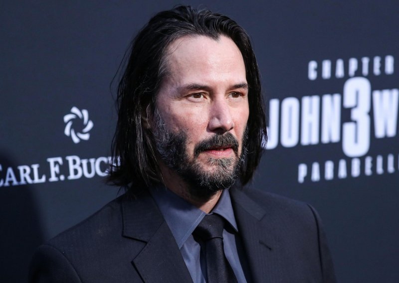 Keanu Reeves zaplivao hladnim oceanom i dokazao da je u top formi