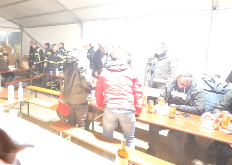 [VIDEO] Jeza u šatoru: Pogledajte trenutak u kojem je potres zaljuljao centar Petrinje