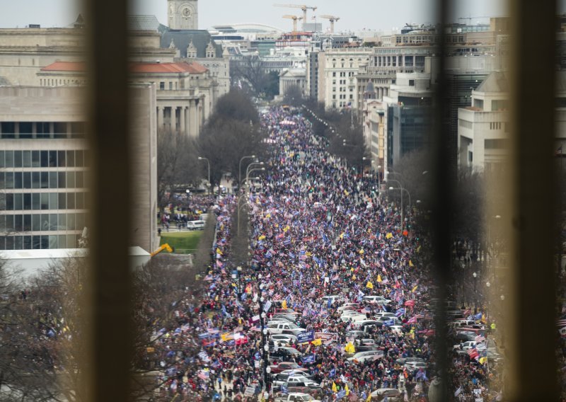 Trumpovi pristaše okupljaju se i u drugim američkim gradovima, neki zatvaraju zgrade javne uprave