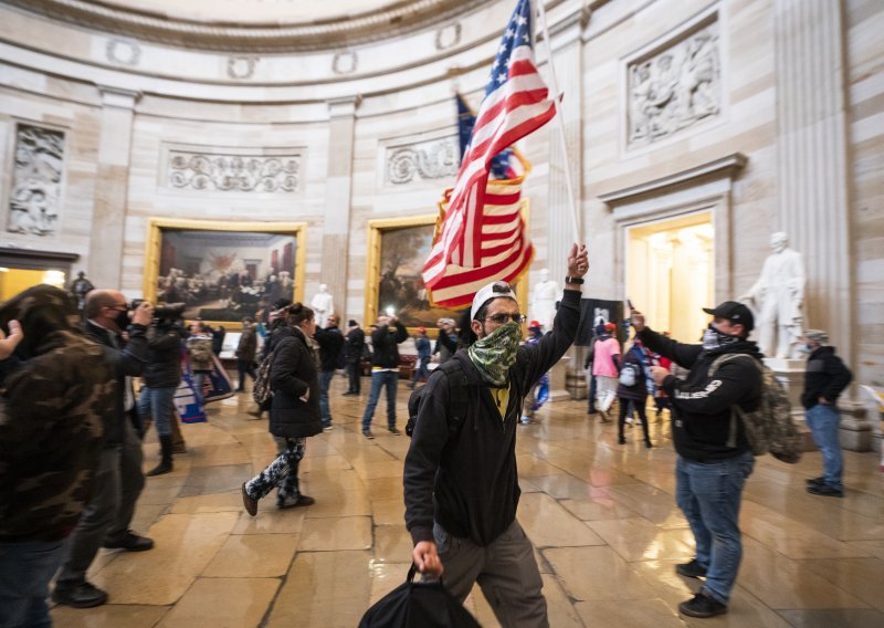 Napadačima na američki Kongres zabraniti letenje, traži lider demokrata