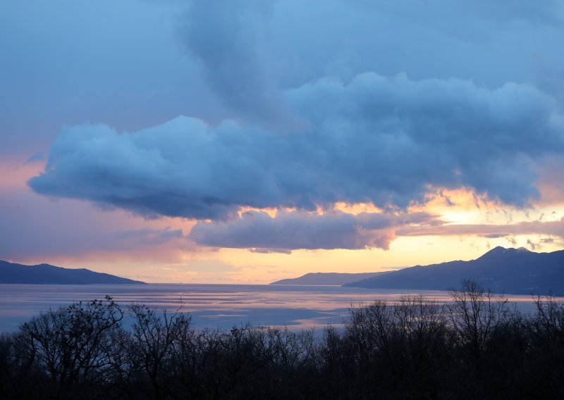 DHMZ: Djelomice sunčano, od sredine dana porast naoblake i kiša