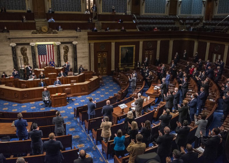 Kongres potvrdio pobjedu Joea Bidena nakon nasilnih prosvjeda u Washingtonu u kojima su četiri osobe izgubile život. Trump priznao kraj 'najvećeg prvog mandata u povijesti'