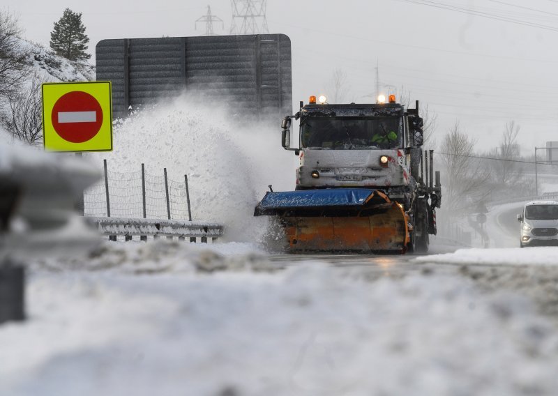 Snijeg paralizirao promet na autocesti; prekinute katamaranske linije; kamioni ne mogu prema Rijeci i Istri