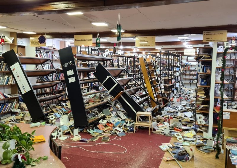 [FOTO] Gradska knjižnica u Petrinji teško stradala u potresu, ovako možete pomoći