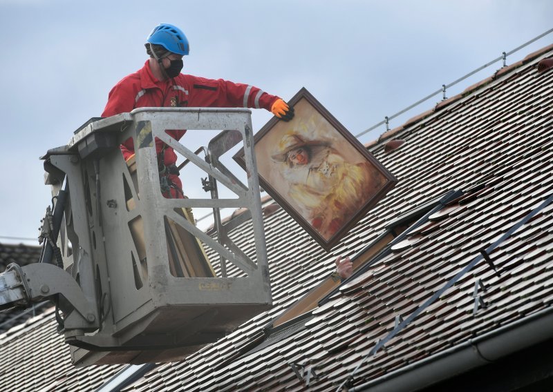 Oko 300 slika, fotografija i skulptura evakuirano iz petrinjske Galerije 'Krsto Hegedušić'