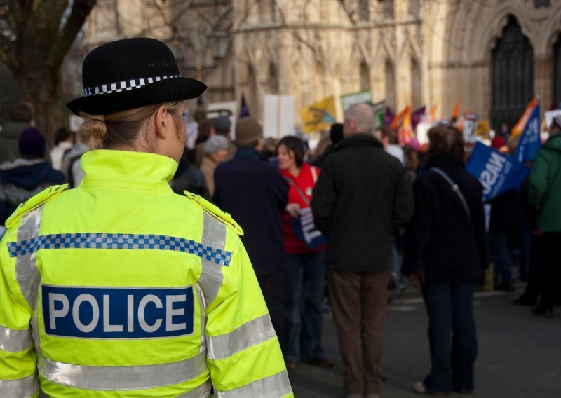 Britanija procesuirala 6500 ljudi zbog nasilja povezanog s covidom-19; pljuvali, kašljali i grizli policajce