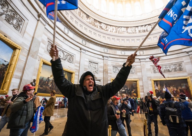 Raste broj žrtava nasilnih prosvjeda u Washingtonu: Preminuo jedan od policajaca koji su branili zgradu od nasrtaja Trumpovih pristaša