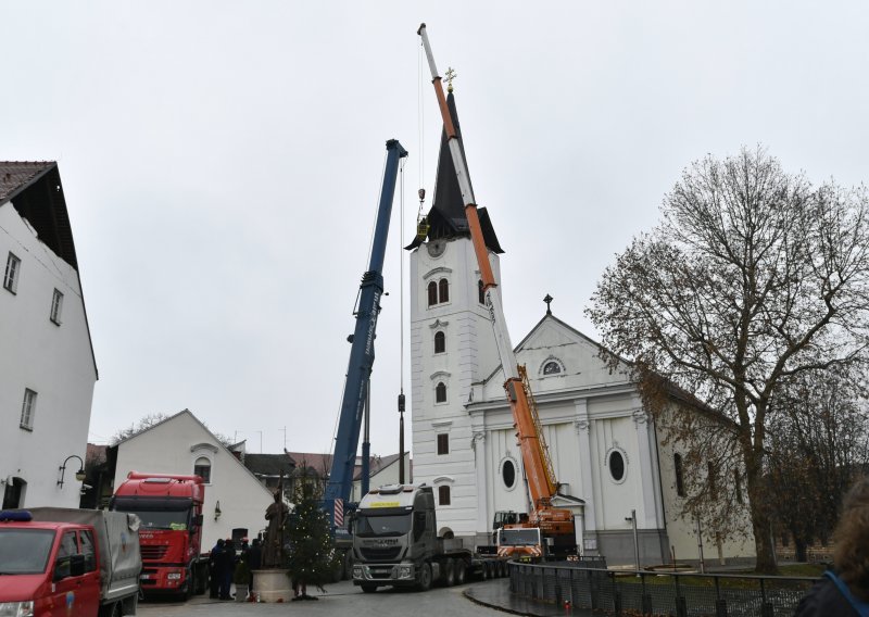 [FOTO/VIDEO] Odgođeno skidanje zvonika sisačke katedrale