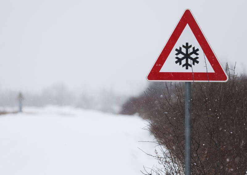 U unutrašnjosti i gorju snijeg, popodne nova naoblaka. Bura otežava promet na autocestama