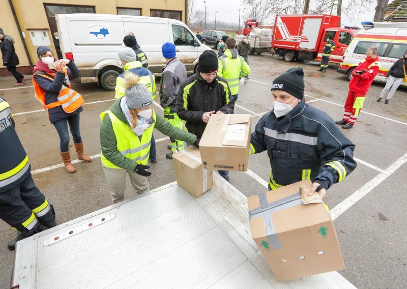 [VIDEO/FOTO] Njemački vatrogasci u konvoju od čak 23 vozila dovezli humanitarnu pomoć, dok je konvoj iz Austrije bio dugačak čak 2 kilometra