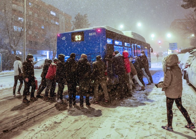 [FOTO] Snježna oluja Filomena napravila kaos na ulicama Madrida; trgovine i parkovi zatvoreni, građane se moli da ne izlaze van