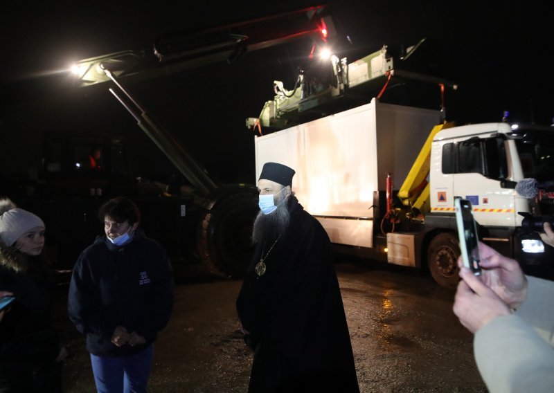Mitropolit Porfirije dočeko 22 kontejnera donacija iz BiH u Petrinji: Nećemo se prestati angažirati. Ovo je samo prva pomoć