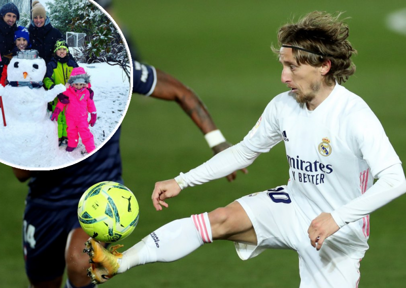 [VIDEO] Luka Modrić se zbog Filomene ostavio lopte i prebacio na snježne aktivnosti