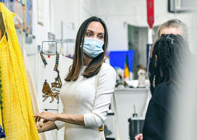 [FOTO] Angelina Jolie i s maskom plijeni poglede, u šopingu je zablistala u bijelom