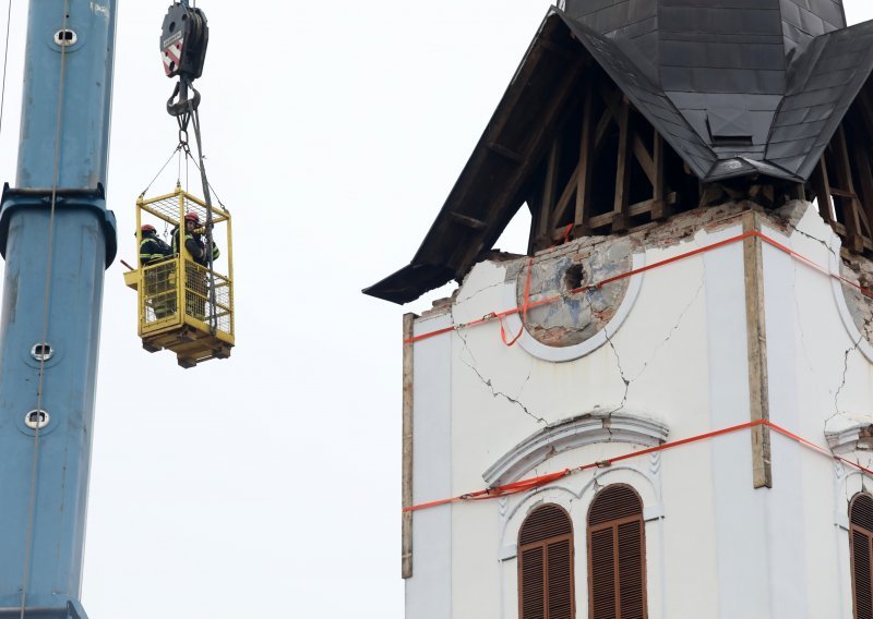 [FOTO] Vatrogasci nastavili uklanjati zvonik sisačke katedrale; okupio se velik broj građana koji prati cijelu akciju