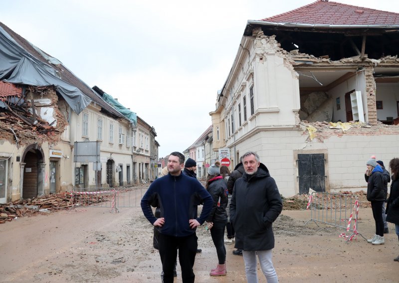 [VIDEO/FOTO] Škoro u obilasku razorene Banije: Podržat ćemo osnivanje istražnog povjerenstva za poslijeratnu obnovu