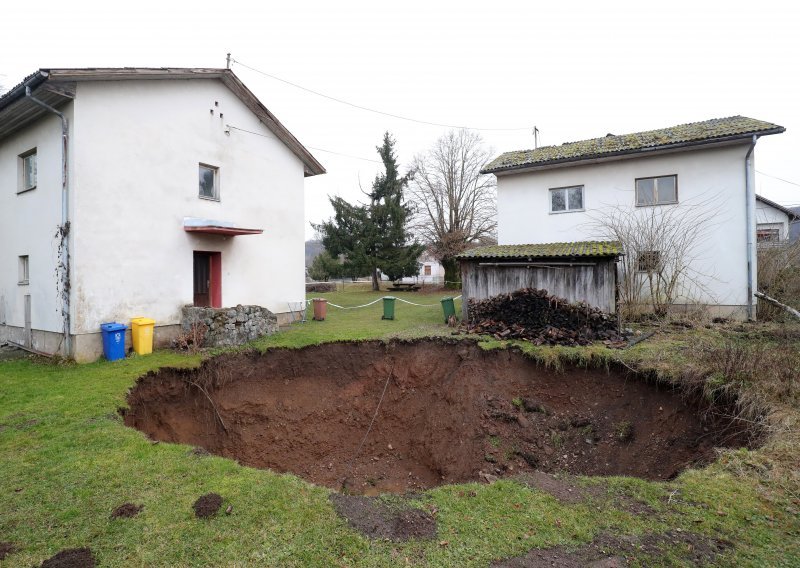 [VIDEO/FOTO] Nakon potresa, na Banovini se otvorilo najmanje 30 rupa u zemlji, neke se povećavaju, a situaciju mogu pogoršati nadolazeća kišna razdoblja