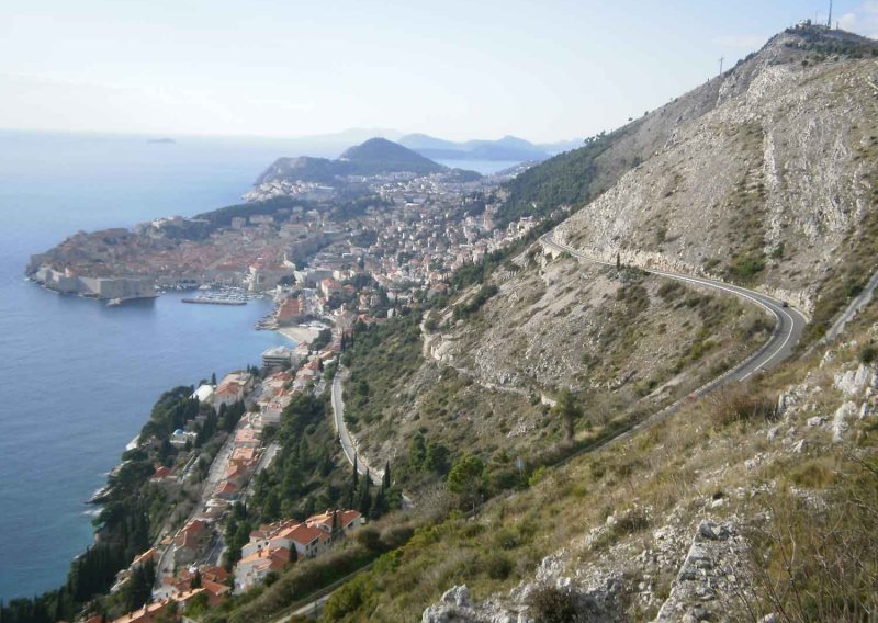 Odron zatvorio cestu Makarska-Vrgorac