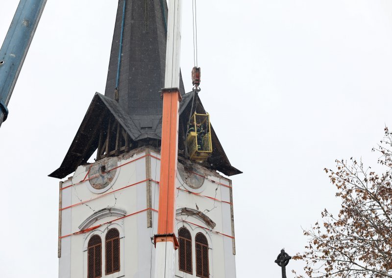 [VIDEO/FOTO] Pogledajte kako su vatrogasci za par sekundi skinuli 15 tona težak zvonik sa sisačke katedrale