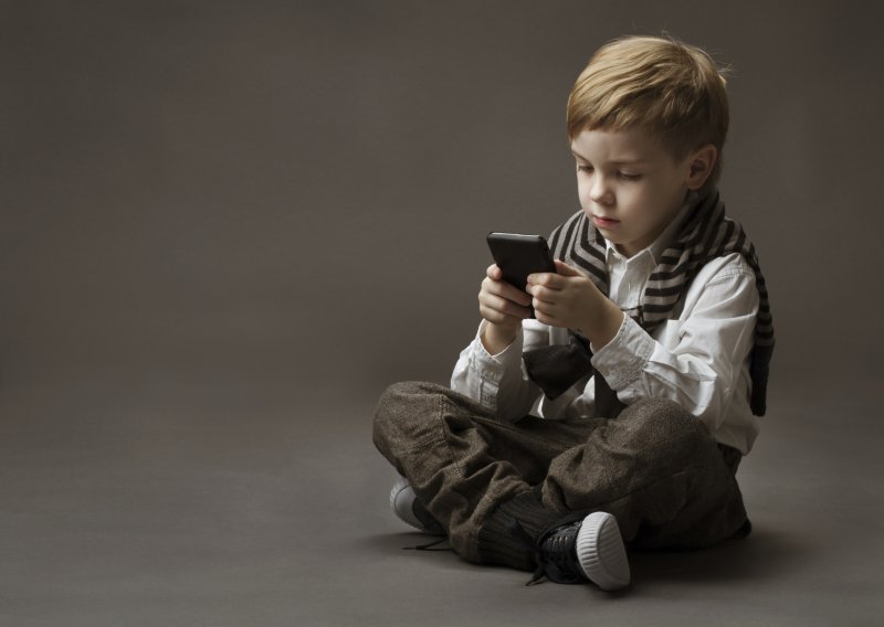 Roditelji, mobiteli ne služe za odgajanje djece