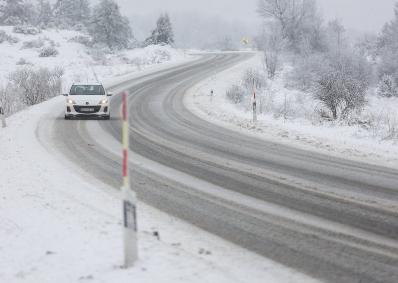 HAK upozorava: Olujni vjetar i snijeg otežavaju promet, kamioni ne mogu prema Rijeci i Istri niti obrnuto