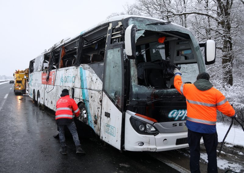 [VIDEO/FOTO] Autobus sletio s autoceste kod Jastrebarskog, osam ozlijeđenih