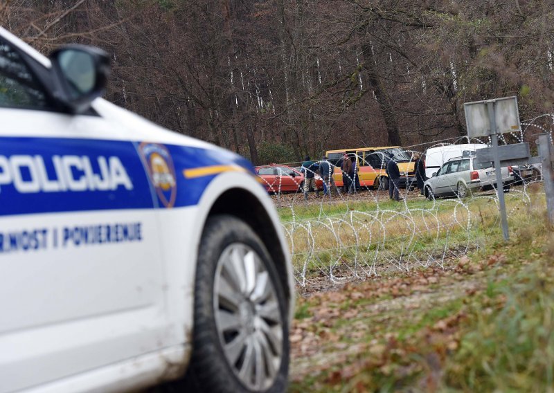 Prijetio da će se politi benzinom i držao upaljač u ruci, policija u Sinju ga spriječila u naumu