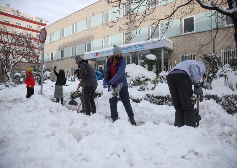Madrid se oporavlja od snježne oluje, škole zatvorene